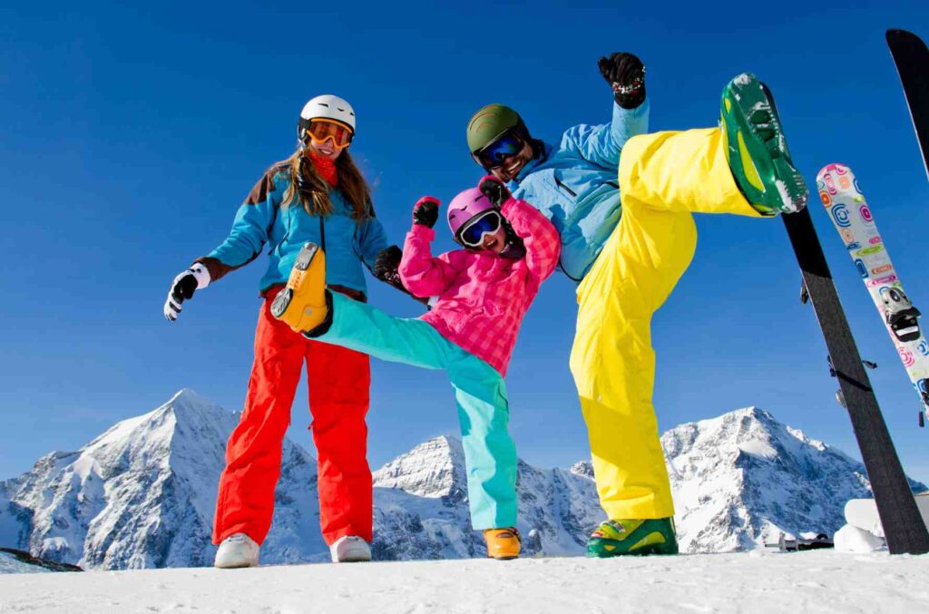 Familia disfrutando el centro de esquí